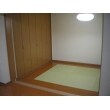 和室は畳を通常より薄いものにし、その周囲をフローリングで仕上げることで、和室の床高さを低くし、リビングの床高さを上げて、段差を解消しました。