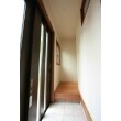 白いタイルとクロス、黒い引戸でシンプルになりやすい玄関も、フローリングの茶色があることで清潔感とぬくもりを感じる玄関ホールに。