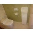 2階のトイレは、一面を緑の市松模様に。
白のトイレ本体・アクセサリーとのメリハリがつきます。
