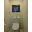 １階のトイレは、全面を白地に小花柄のクロスを採用。窓枠のブラウンとの相性も良く、かわいらしい印象に。

