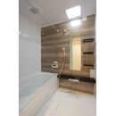 長短の向きを替えた浴室は、TOTO【マンションリモデルWGシリーズ】
アクセントパネルを木目調・カウンターを黒にしたことでスタイリッシュな空間となりました。