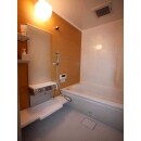 ショールームを回り、ご自身で選定した浴室は、TOTOのユニットバス。決め手は、床の感触と、カウンターや水栓の塚がっての良さ。木目のアクセントパネルがオレンジ色の照明に映え、ぬくもりと高級感のある空間に。