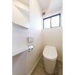 白×グレーで統一した清潔感溢れるスッキリしたトイレ。