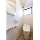 白×グレーで統一した清潔感溢れるスッキリしたトイレ。