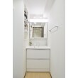 洗面台はPanasonicの「シーライン」。幅ぴったりに収め、清潔感溢れる白の扉をセレクト。