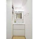 洗面台はPanasonicの「シーライン」。幅ぴったりに収め、清潔感溢れる白の扉をセレクト。