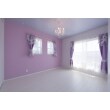 こちらの寝室は、紫の壁紙とシャンデリアでロマンティックな雰囲気に。