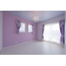 こちらの寝室は、紫の壁紙とシャンデリアでロマンティックな雰囲気に。