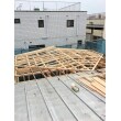 増築した建物の屋根と、既存建物の屋根を繋げている所です。
隙間等の雨漏りの原因を作らないよう、慎重に作業を進めます。