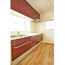 システムキッチンは、収納力に定評のあるクリナップの「クリンレディ」。ビビットな赤い扉で若々しい印象に。