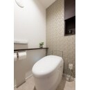 タンクレストイレはTOTO「ネオレスト」。ベージュ系の床材と壁紙をコーディネート。