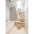 お風呂はTOTOのマンション用ユニットバス「リモデルバスルーム」。 鏡廻りのアクセントパネルは石目調で、高級感たっぷりのデザインです。
