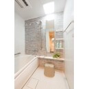 お風呂はTOTOのマンション用ユニットバス「リモデルバスルーム」。 鏡廻りのアクセントパネルは石目調で、高級感たっぷりのデザインです。