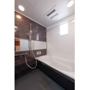 グレー石目調のパネルが高級感たっぷりのユニットバスは、ＴＯＴＯ製。浴室乾燥機もオプション追加し、デザイン性だけでなく機能性も高いユニットバスです。