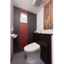 黒とエンジの２色の壁紙を組みわせたトイレ。
大胆な色使いは、小さなトイレ空間だからこそ冒険できるインテリアです。