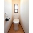 トイレはシンプルにすっきりと。お掃除しやすいフチなし形状の節水型トイレはTOTOです。