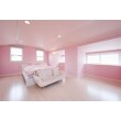 主寝室は床をフローリングにリフォームし、壁は淡いピンク色でインテリアコーディネート。ロマンティックで温かみのある、外国風インテリアが完成しました。個性的な天井の形状によくマッチしていますね。