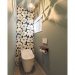 マリメッコの花柄壁紙がシックなトイレ