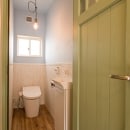 ダメージ感のある床材と木目調の腰壁。色味の異なる木目を効果的に使い分け、若草色のドアが良いアクセントに。
トイレと洗面は白で統一し、清潔感を与えました。
照明やアメリカンスイッチといった細部にもこだわり、古き良きアメリカの雰囲気を漂わせました。
