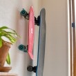 趣味のスケートボードを立てて飾ることで、玄関を彩るアクセントに。