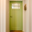 廊下とLDKを繋ぐ若草色のドアは、ユダ木工のJEANS Style DOOR シリーズ。マットでやさしい質感で無垢の木の素材感を楽しめます。「ドアを開いた先はどんな部屋だろう」と、思わず想像してしまうような、ワクワク感を高めます。