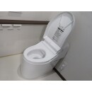 位置を変更し、将来的に介護が必要になった際も使い勝手の良い、スペースに余裕のあるトイレに刷新しました。
お客様のご要望により、手洗い器も別に設置しております。