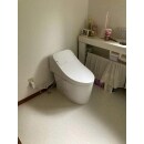 床とトイレが接している面に汚れが目立ち、本体には経年劣化による黄ばみが見られました。床のクッションフロアと便器は白を採用し、清潔感のあるトイレとなりました。