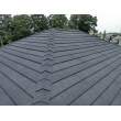 屋根カバー工事と外壁塗装工事を行いました。
使用した屋根材はディーズルーフィング　『ディプロマットスター』。色は「オニキス」です。
この屋根材は、屋根の表面に自然石粒がついた軽くて丈夫な金属屋根です。
石付きの屋根材なので塗装も不要で、メーカーの製品保証も30年と他メーカーよりも長いのが特長です。
この表面の石粒のでこぼこには雨粒を拡散させる効果があり、「うるさい音」の原因である雨粒が屋根に当たったときの音を抑えることができます。