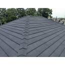 屋根カバー工事と外壁塗装工事を行いました。
使用した屋根材はディーズルーフィング　『ディプロマットスター』。色は「オニキス」です。
この屋根材は、屋根の表面に自然石粒がついた軽くて丈夫な金属屋根です。
石付きの屋根材なので塗装も不要で、メーカーの製品保証も30年と他メーカーよりも長いのが特長です。
この表面の石粒のでこぼこには雨粒を拡散させる効果があり、「うるさい音」の原因である雨粒が屋根に当たったときの音を抑えることができます。