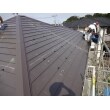既存のコロニアルの上からカバー工法でガルバリウム鋼板の屋根材を葺きました。