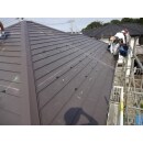 既存のコロニアルの上からカバー工法でガルバリウム鋼板の屋根材を葺きました。