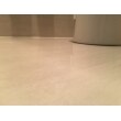 床はクッションフロアではなく、ホーロークリーントイレパネルにしました。ニオイの原因となるアンモニア成分などが染みこまない。汚れても水拭きでサッと拭くだけ。湿気にも強く、傷まないとても優れものです。