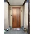 外壁を塗り替えるのと同時に、木目のタイプの玄関ドアにリフォーム。