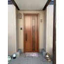 外壁を塗り替えるのと同時に、木目のタイプの玄関ドアにリフォーム。