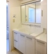 リフォーム後の洗面化粧台：LIXIL　エルシィにお取替。W900 + サイド収納W300　
スッキリ清潔感のあるホワイトの洗面室です。
