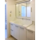 リフォーム後の洗面化粧台：LIXIL　エルシィにお取替。W900 + サイド収納W300　
スッキリ清潔感のあるホワイトの洗面室です。
