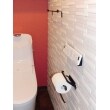 リフォーム後のトイレ：壁の片面にLIXILのエコカラット [グラナスルドラ]を施工しました。
