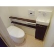 リフォーム後のトイレ(2階)：TOTOのネオレスト・ハイブリット手洗器付(カウンタータイプ)にてお取替え