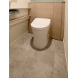 リフォーム後のトイレ：床クッションフロアも新しく。ほどよいムラ感が特徴のモルタル柄です。 