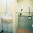 北側の和室を狭めて洗面室とトイレを拡大。ピンクのクロスやコルクの床で明るく温かみのある雰囲気に。