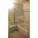 TOTOのマンション用WBシリーズという、広げられることをコンセプトとした浴室を使用し１１１６サイズから、１２１６,５というサイズへ変更致しました。また、新規に浴室暖房乾燥機を取付、より快適に。浴室の工事では広さ・機能性・デザインと３拍子揃って改善いたしました。