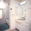 浴室は、既設のユニットバスを取り除き、ひとまわり大きいものに取り替えました。その際、浴室と洗面室の間仕切り壁を移動させ、浴室のサイズを内法で10cm拡張しました。