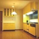 キッチンの奥行きはあまり深くないものを選び、ポップな黄色で部屋に明るさを出しました。