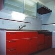 赤のキッチンで派手に感じられますが、壁が白い事によりすっきりと上品に仕上がっています。