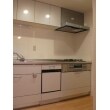 システムキッチン　LIXILアミィ２２５０ｍｍ
とにかくシンプルに。キッチンパネルと扉の面材は真っ白にすることで、より明るい雰囲気になりました。