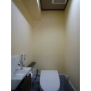 床と腰壁には大理石、壁には越前和紙クロスを使いました。トイレはタンクレストイレを設置しました。