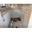 土間コンクリートの上にモザイクタイルが貼ってあり
和式トイレと小便器が設置してあり、間仕切りで狭いﾄｲﾚでした。
全てハツリ解体をした所です。