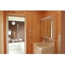 壁に吸放湿に優れた木材を使うことで、湿気の多い洗面所をさわやかな空間にしました。