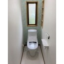 1階のトイレは下地をやり替えた際、壁埋め込み収納を設けました。