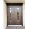 旧来のアルミ色の玄関から木目柄の洋風ベージックな扉デザインへと生まれ変わり、断熱製（ペアガラスサッシ）、防犯性（ピッキングに強いディンプルキー）にも優れています。